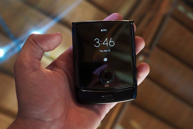 Moto Razr 2 caught in photo, to come with larger display