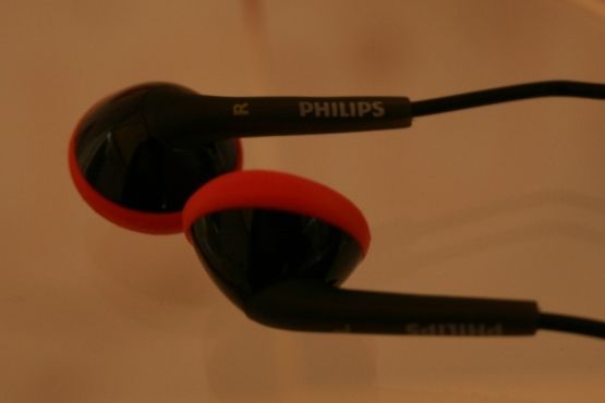 philips actionfit sports earphones hands on image 3