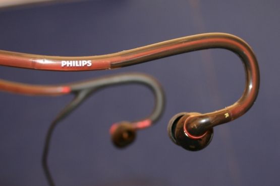 philips actionfit sports earphones hands on image 4