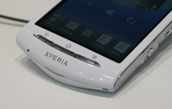 sony ericsson xperia neo v pictures and hands on image 3
