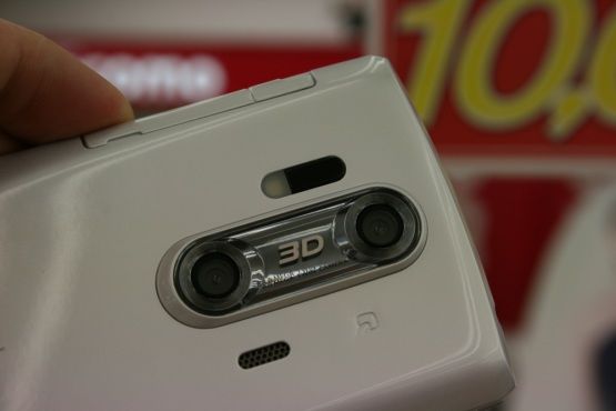 sharp aquos phone sh 12c 3d pictures and hands on image 2