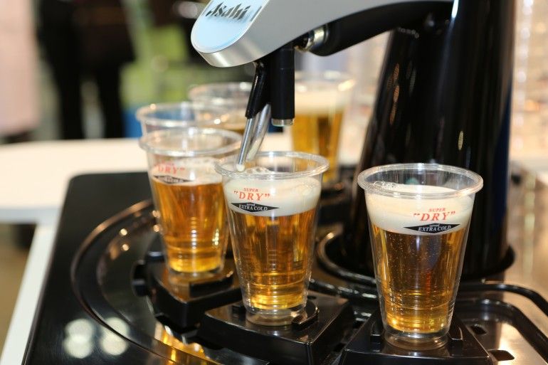 Asahi Beer Dispenser 業務用 本体 Asahi's robot barman pours six perfect beers every time