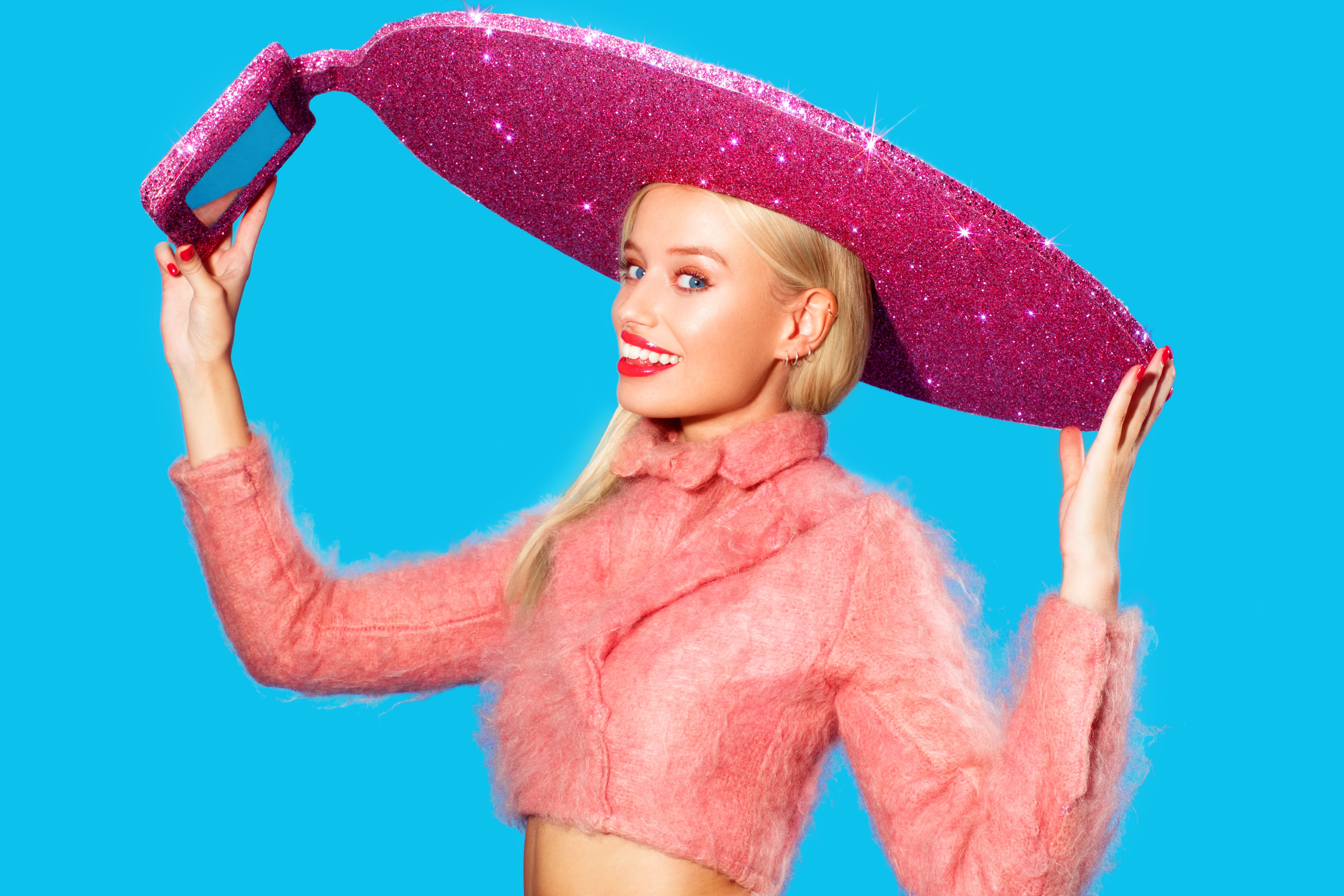 forget the selfie stick acer made a glittery selfie sombrero for london fashion week image 6
