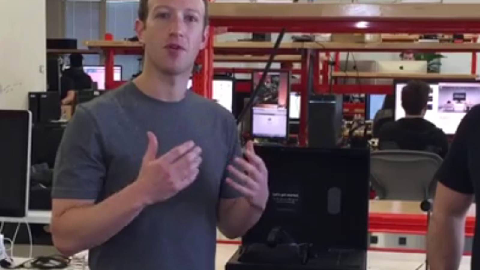 Watch Mark Zuckerberg unbox retail Oculus Rift via Facebook livestream