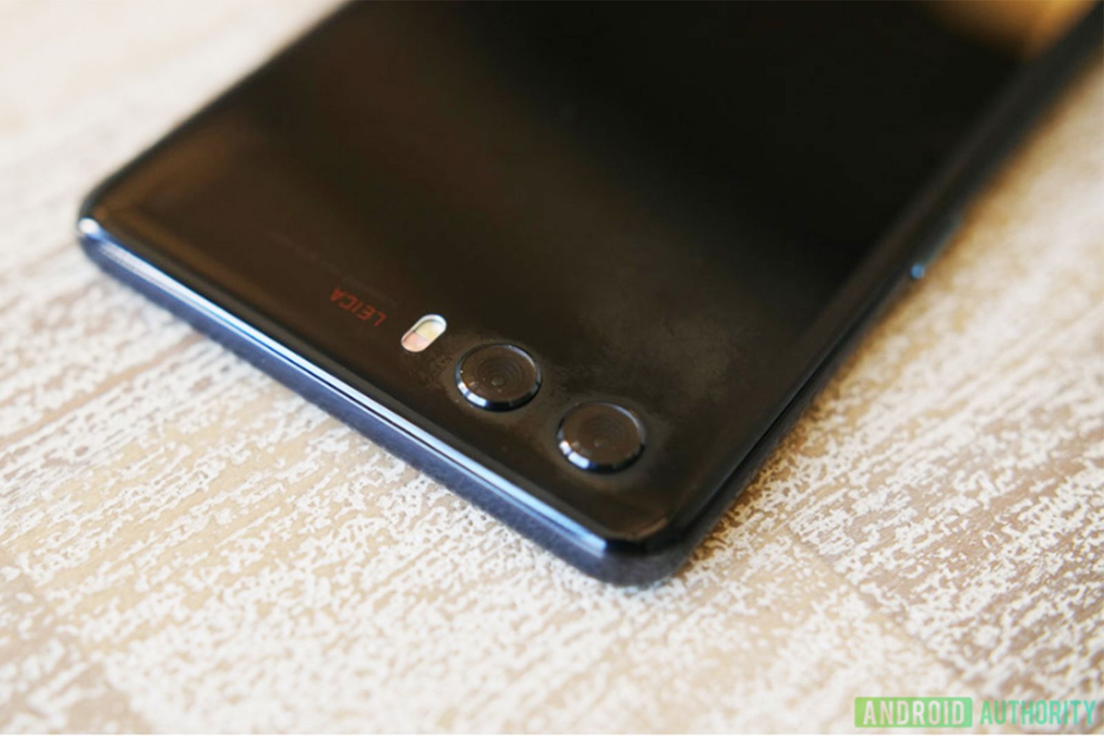 Huawei P20 revealed in hands-on pics, no triple lens camera in sight