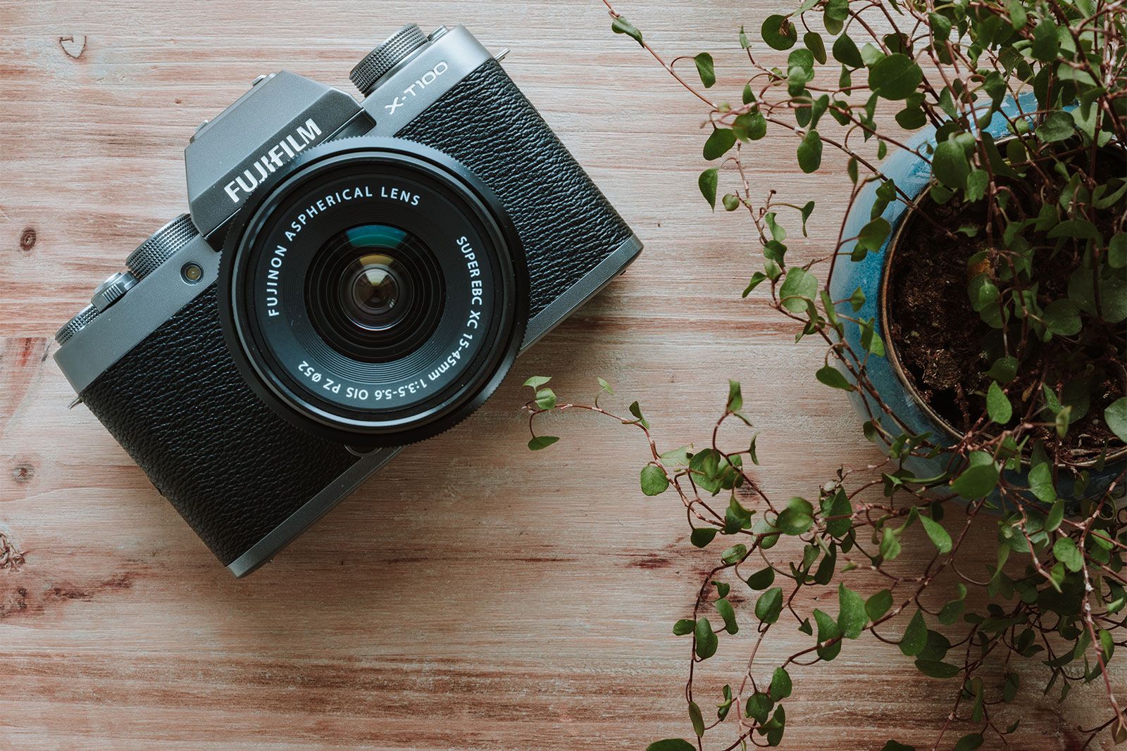 Fujifilm X-T100 combines powerful photo skills and retro looks in
