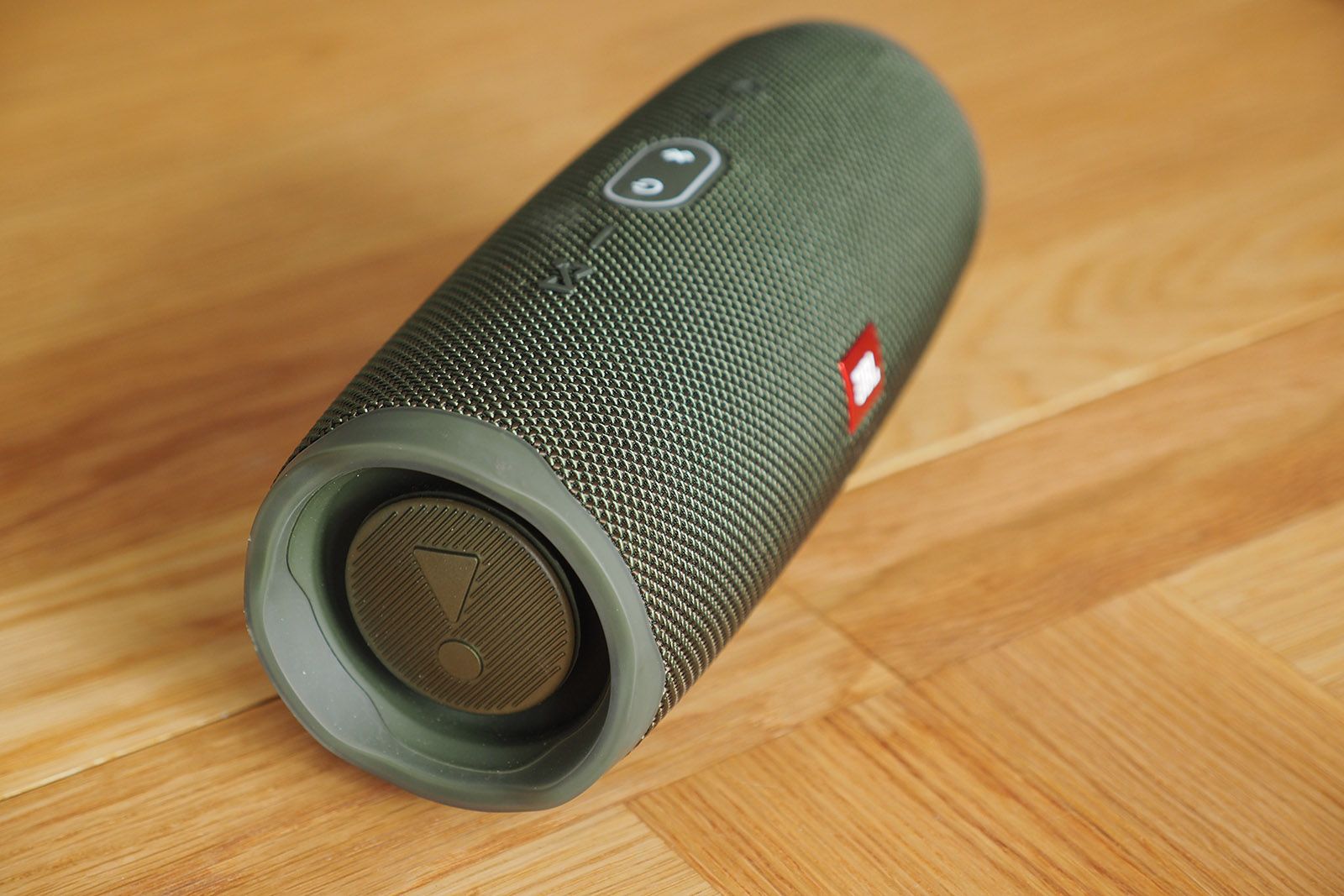jbl charge 4) the speaker doesn't make any sound not even the