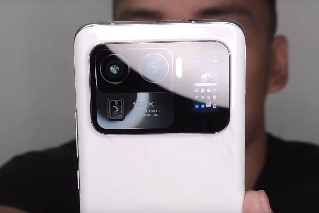 Xiaomi Mi 11 Ultra has a tiny second rear screen for selfies