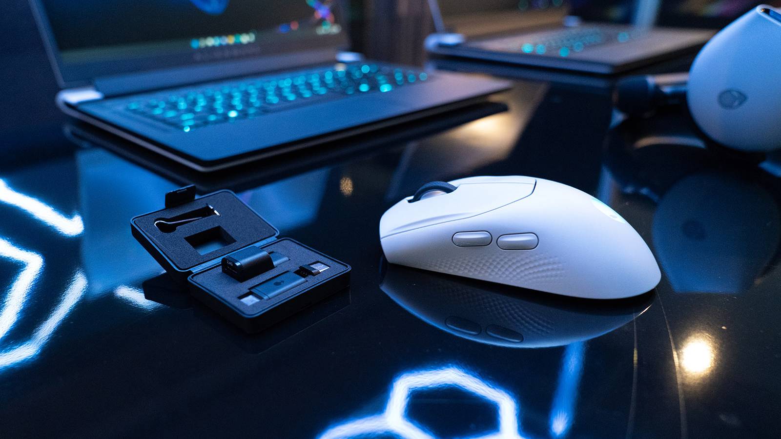 Alienware Computer Triagle Alienware shows new tri-mode peripherals for flexible gaming