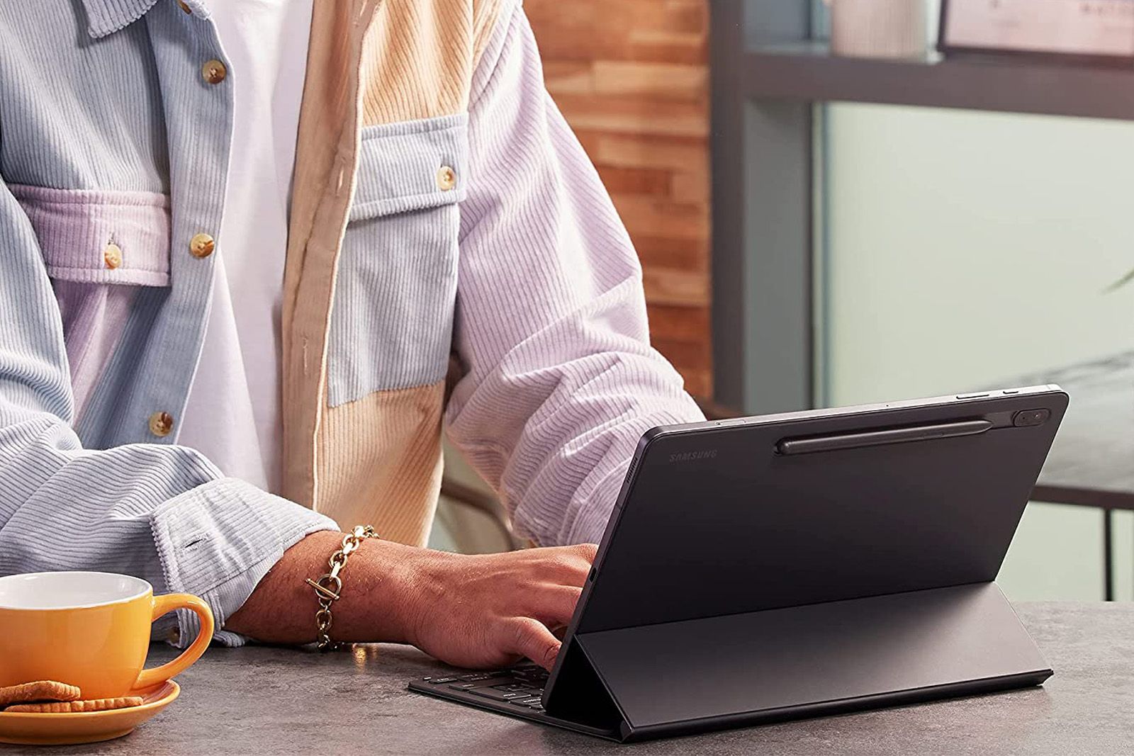 Samsung Galaxy Tab S7 FE - lifestyle