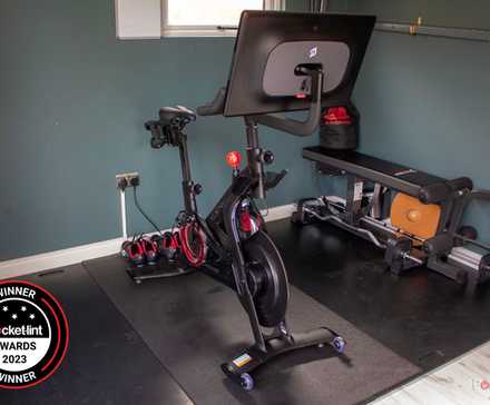 健身房里的一辆 Peloton 自行车