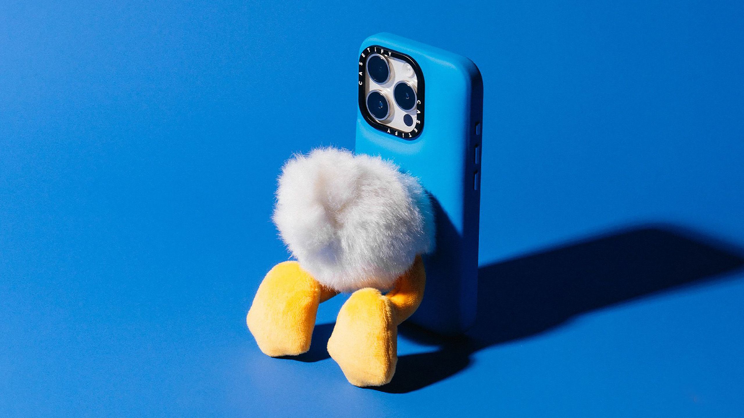CASETiFY Disney Donald Duck 90 充電スタンド This iPhone case has Donald Duck's butt on it