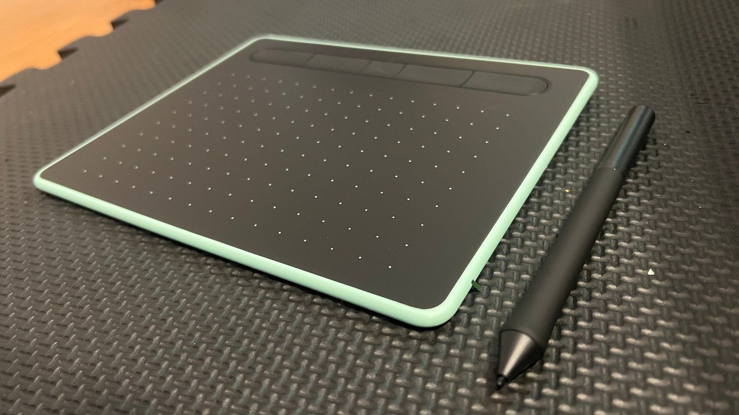 Graphic tablet vs. drawing tablet