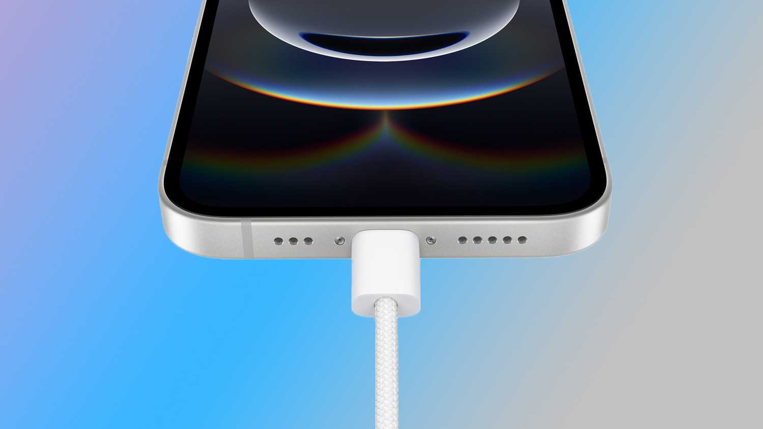 파란색 배경에 충전하는 iPhone 16E.