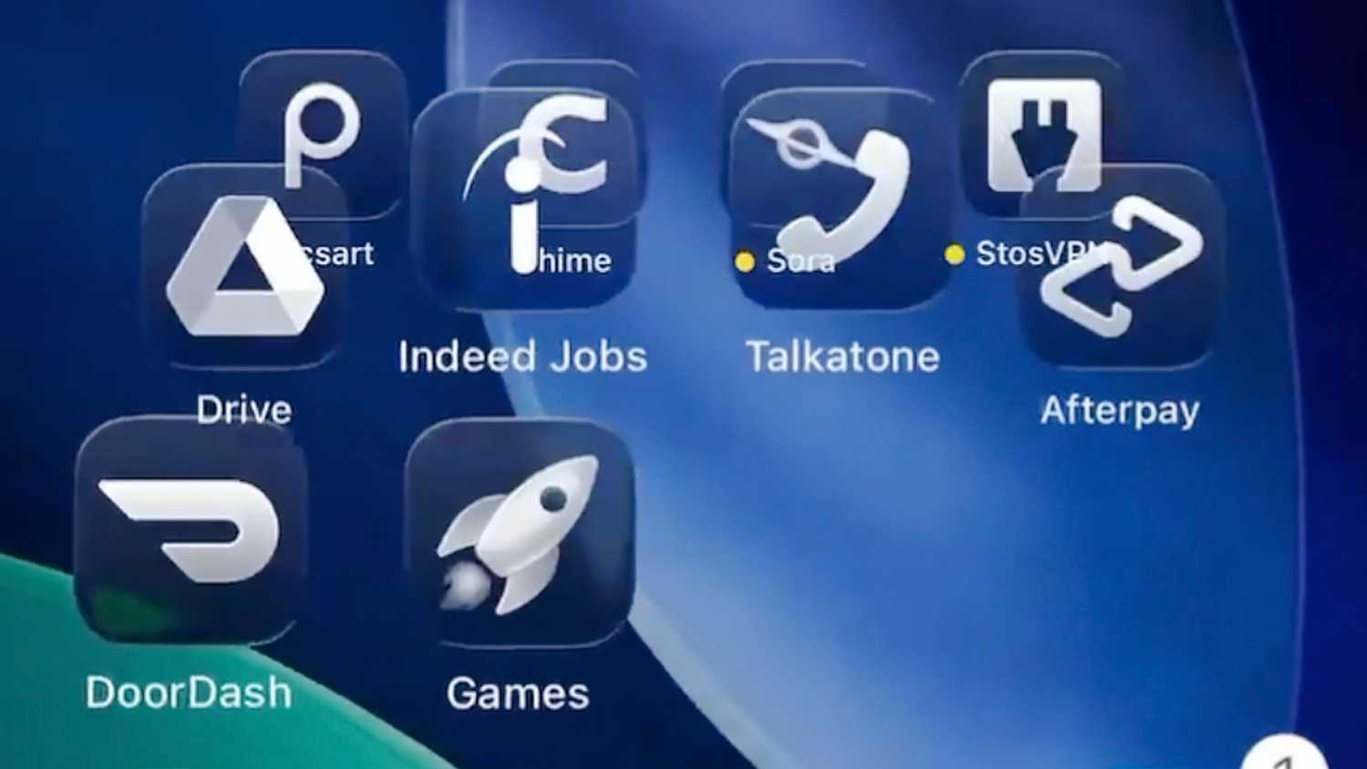 Homescreen icons bouncing in the iOS 26 developer beta.