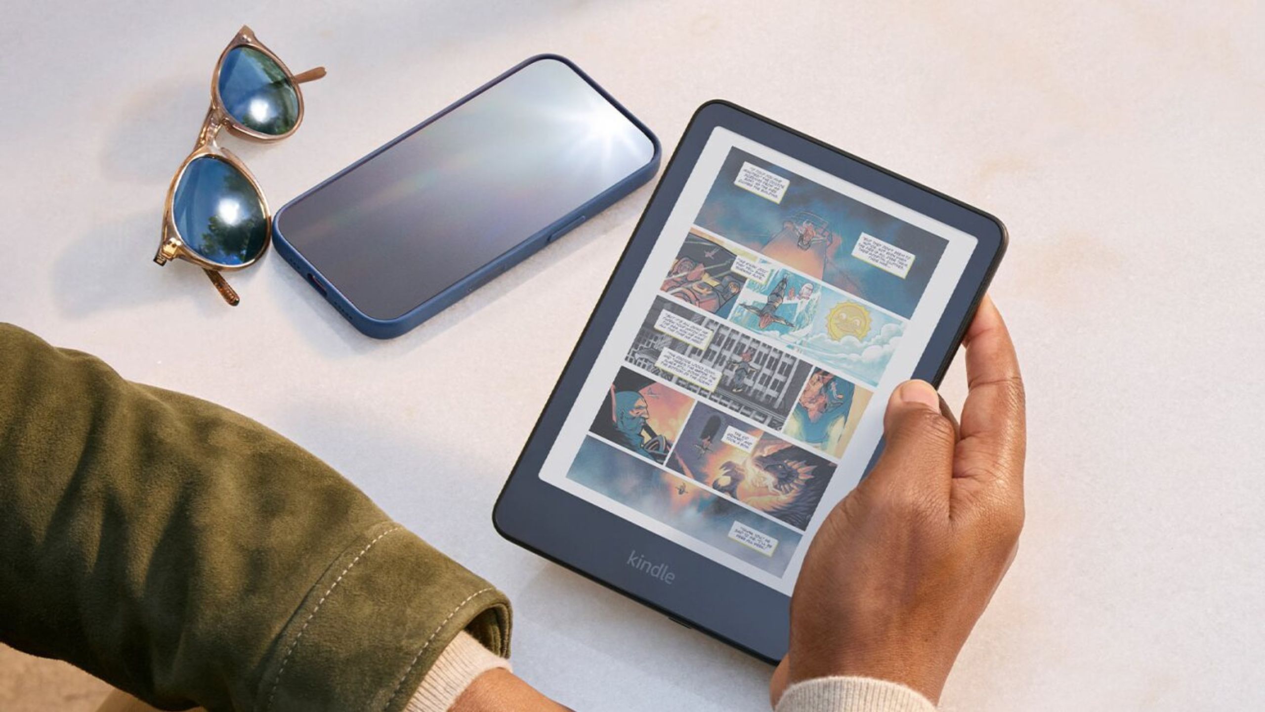 Person holding Kindle Colorsoft