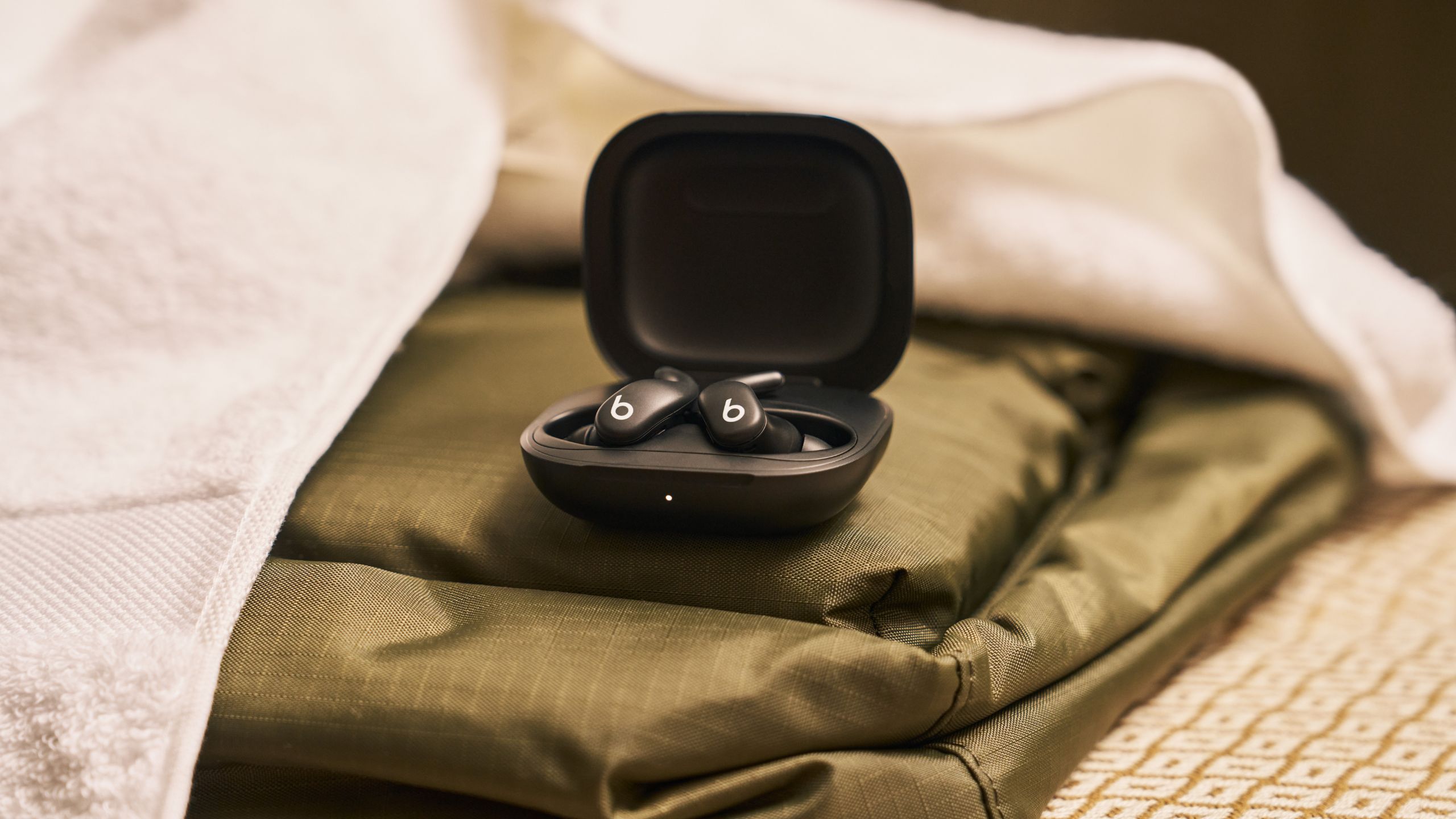 新品未開封 Powerbeats Fit ワイヤレスイヤホン 完全ワイヤレスイヤホン Powerbeats Fit グラベルグレイ ME2K4PA/A