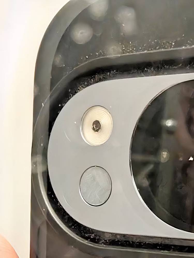 pixel-10-pro-flashlight-burn