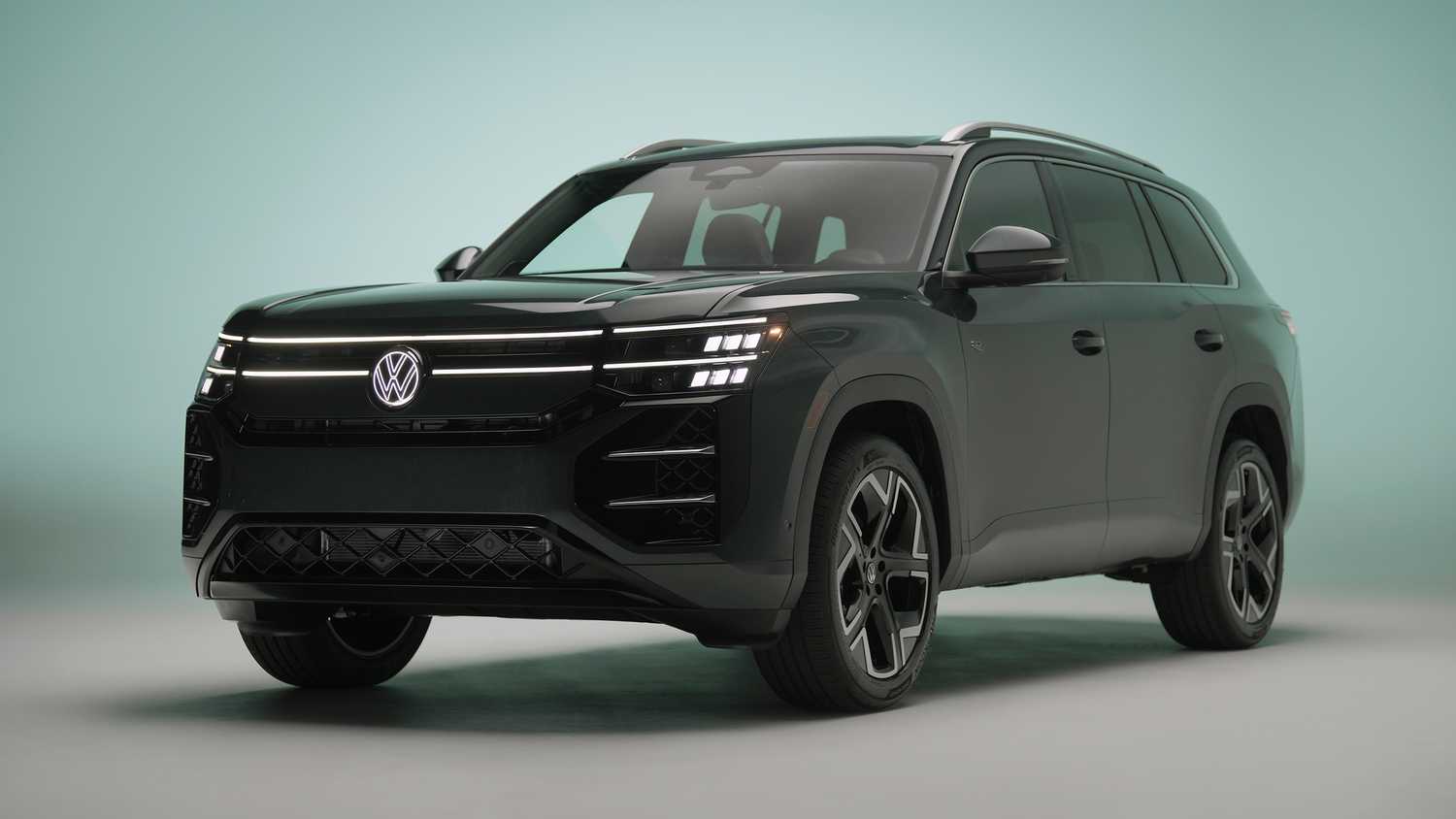 A still photo of the 2027 VW Atlas.