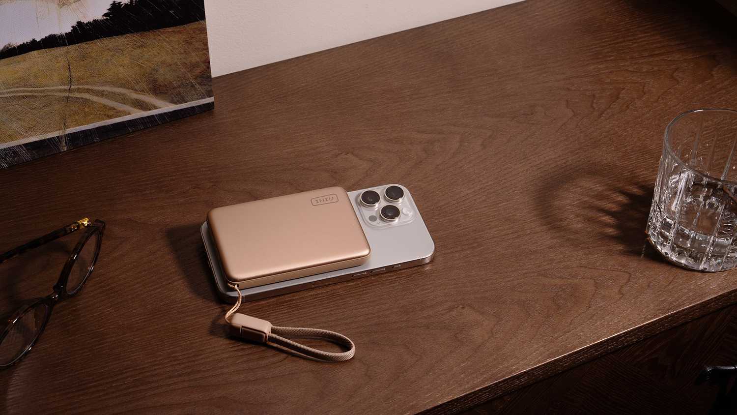 The INIU SnapGo Air 10000mAh Power Bank (P781) attached to a phone.