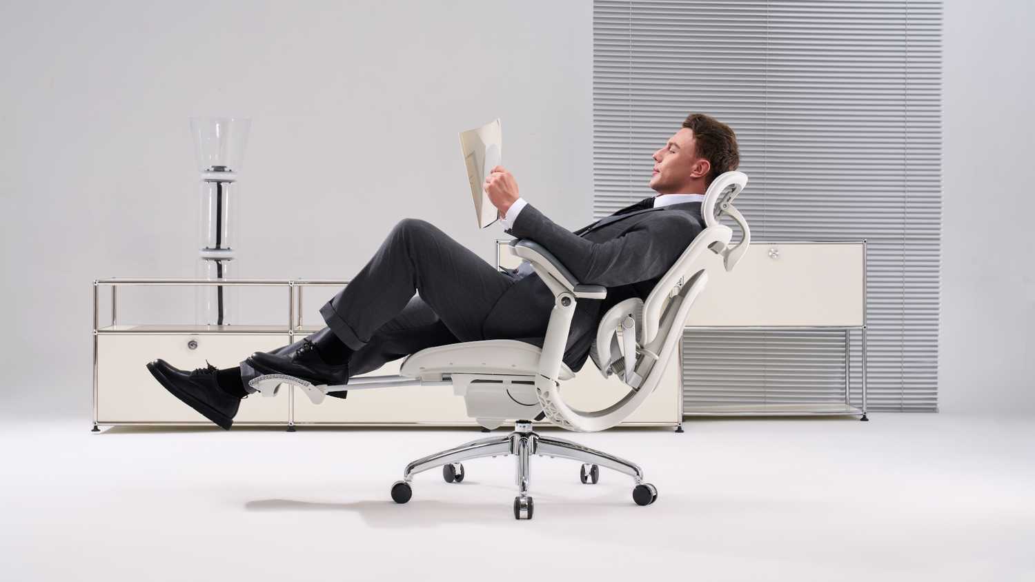 A man relaxing and reading in the Sihoo Doro C300 Pro V2 chair.