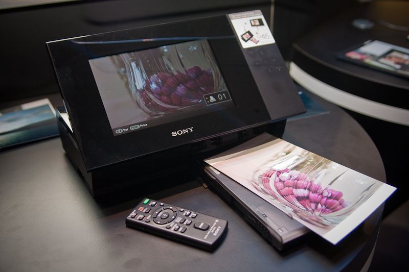 Sony S-Frame DPP-F700 digital photo frame - First Look