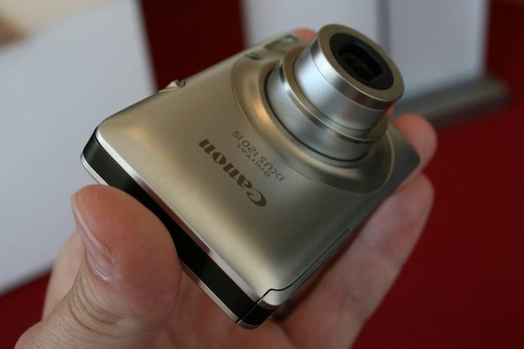 Canon IXUS 120 IS digital camera