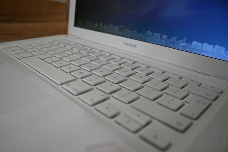 Apple MacBook (white) notebook