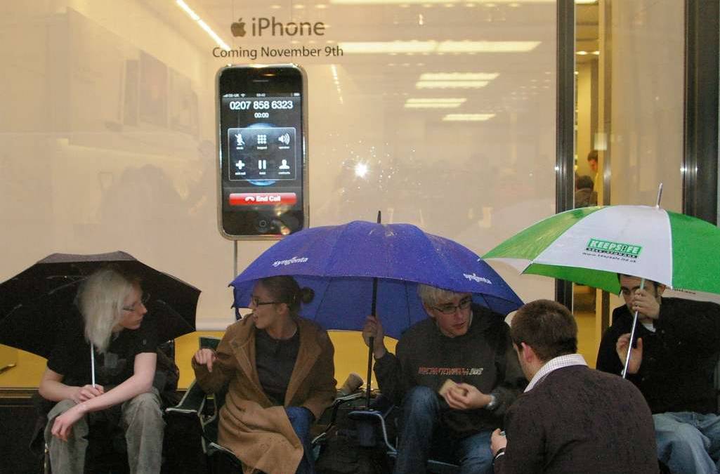 UK iDay: iPhone queues begin!