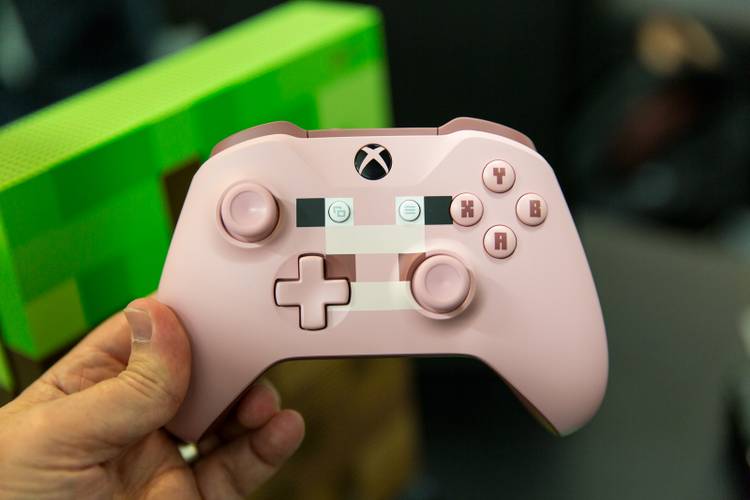 Xbox One S Minecraft Limited Edition Bundle preview: Jeepers Creepers