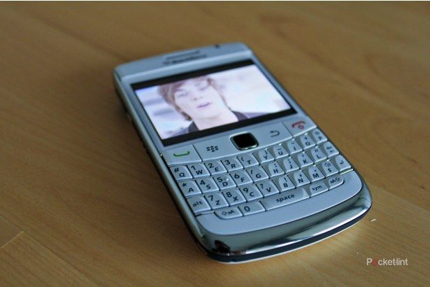 BlackBerry Bold 9780 ホワイト 本体 携帯 ガラパゴス BlackBerry Bold 9780 in white hands-on