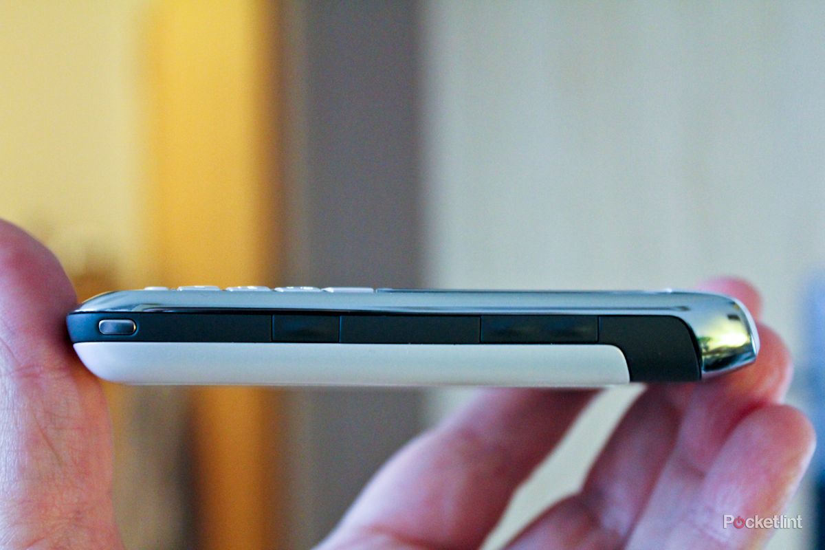 BlackBerry Bold 9780 in white hands-on