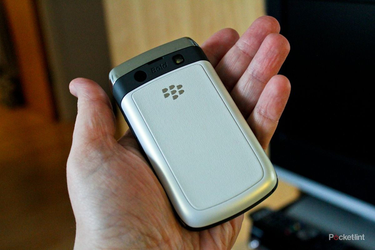 BlackBerry Bold 9780 in white hands-on