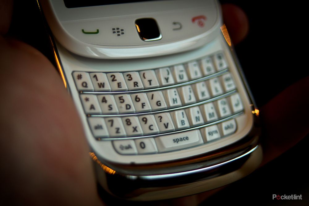 white blackberry torch hands on image 16