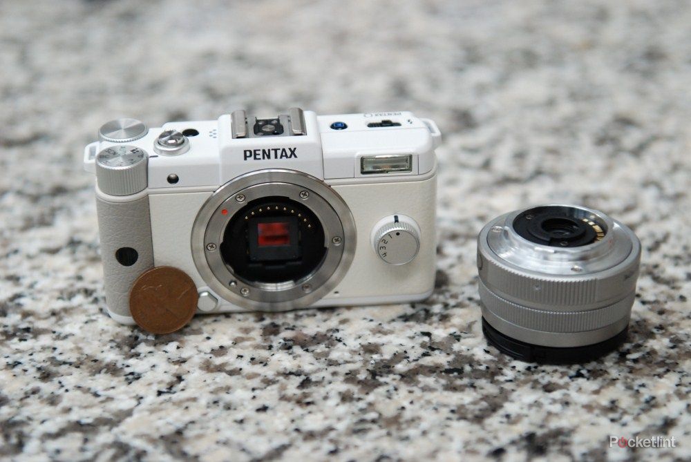 pentax q teeny tiny hybrid camera finger tips on image 24