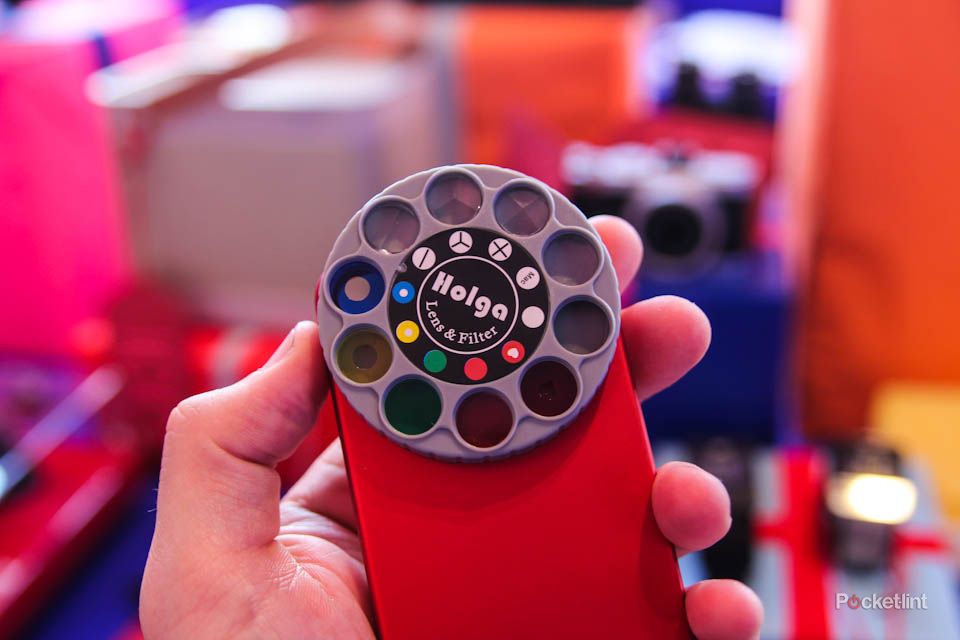 Holga SLFT-IP4 iPhone case helps you snap creative photos