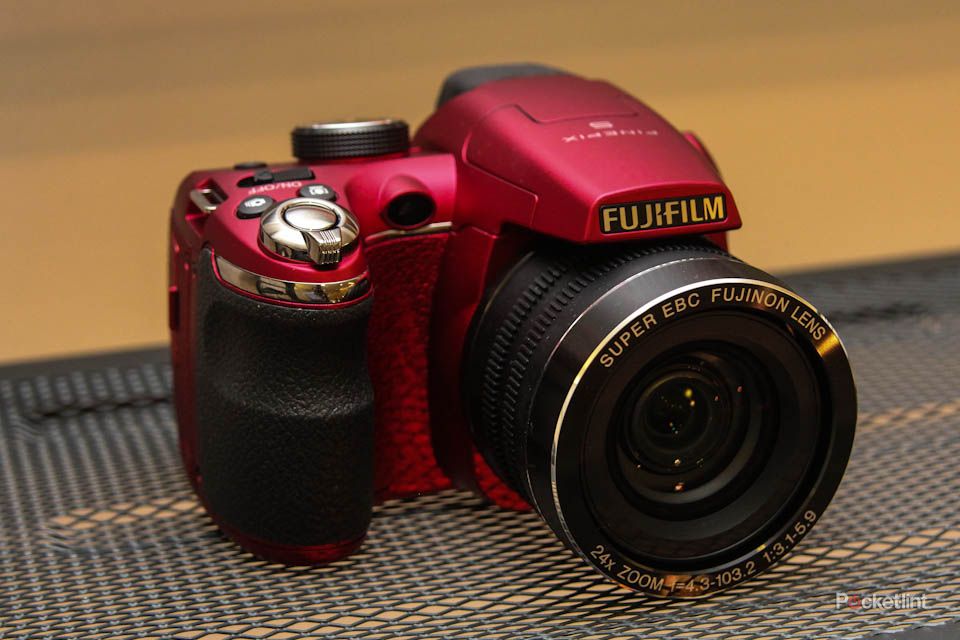 Fujifilm FinePix SL300 in red pictures and hands-on