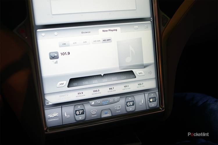 Tesla Model S 17-inch screen pictures and hands-on