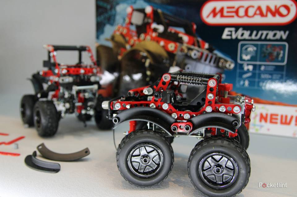 Mecano Mini Meccano Evolution shrinks parts for more detailed models (pictures)