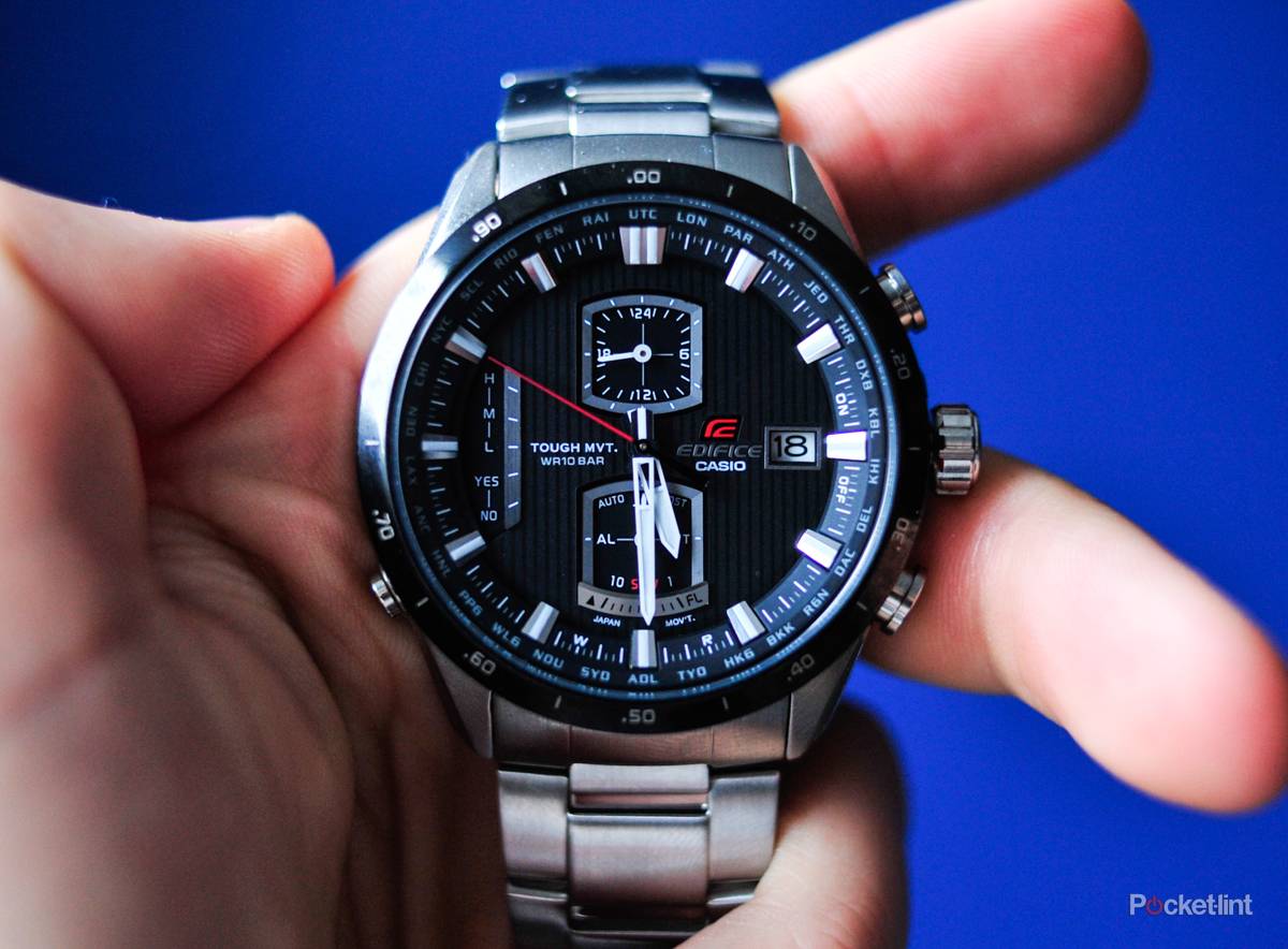 121833-smartwatches-news-hands 