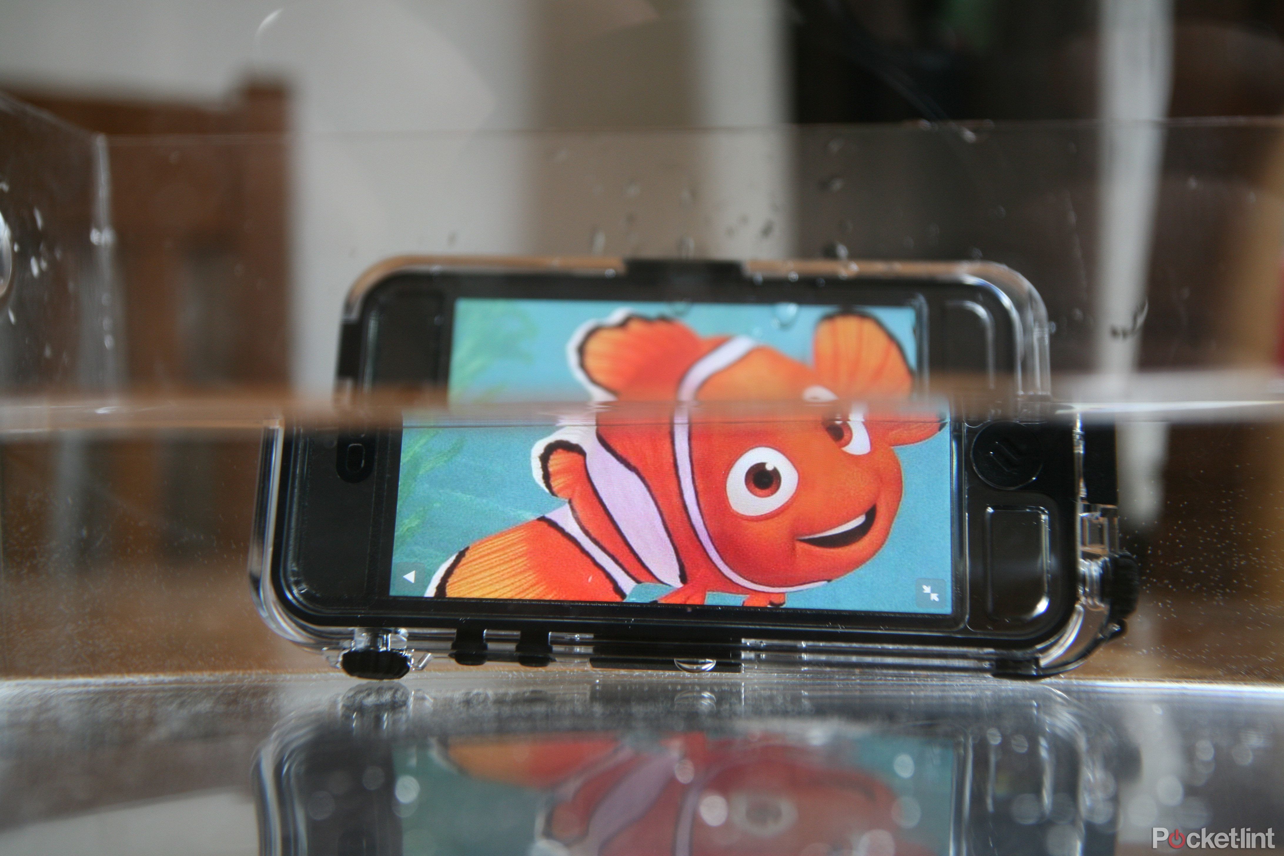 hands on griffin survivor catalyst waterproof iphone 5 case review image 3