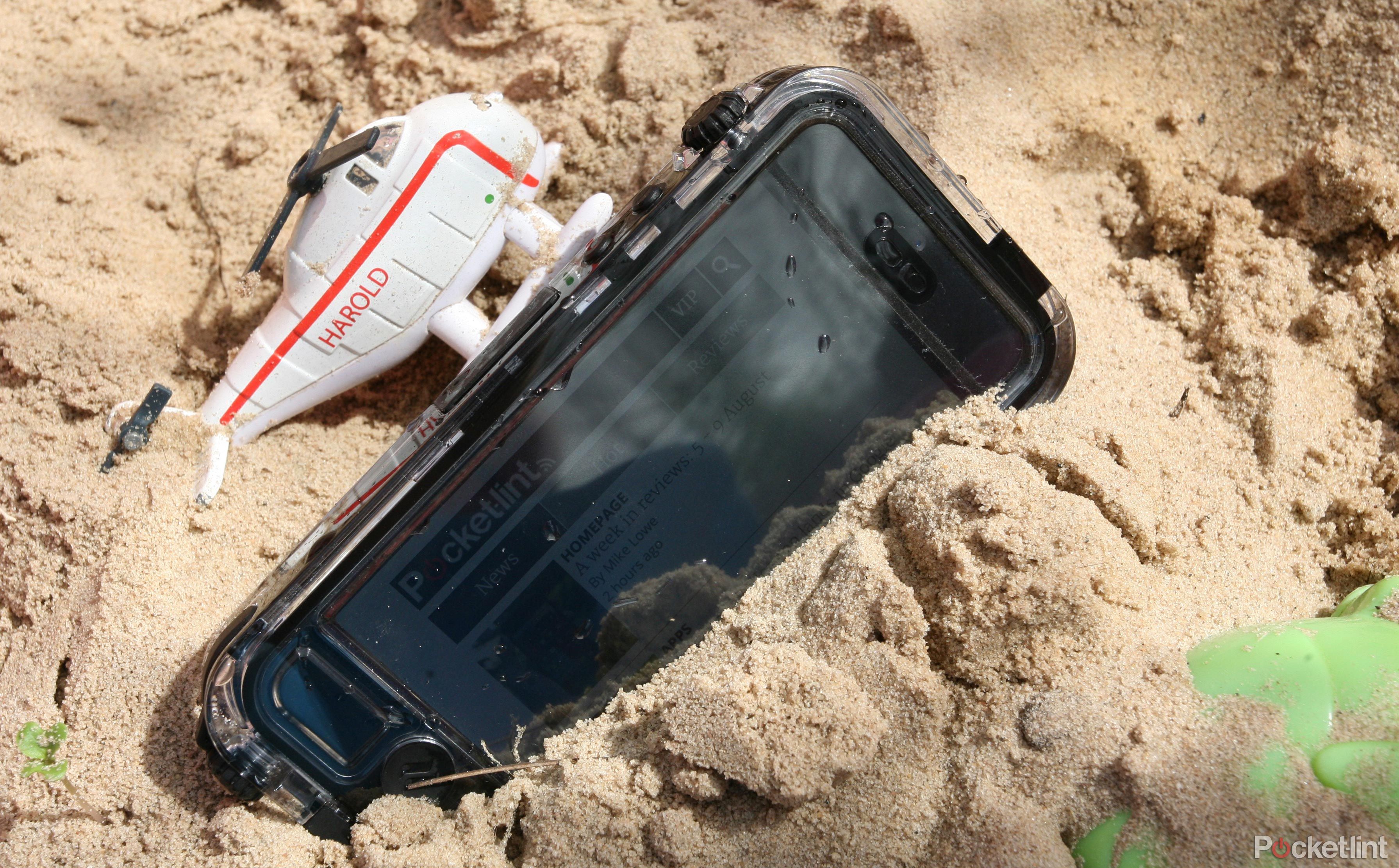 hands on griffin survivor catalyst waterproof iphone 5 case review image 7
