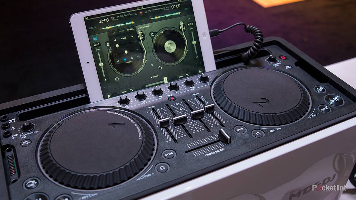 Philips M1X-DJ sound system, we go in the mix with the Armin Van 