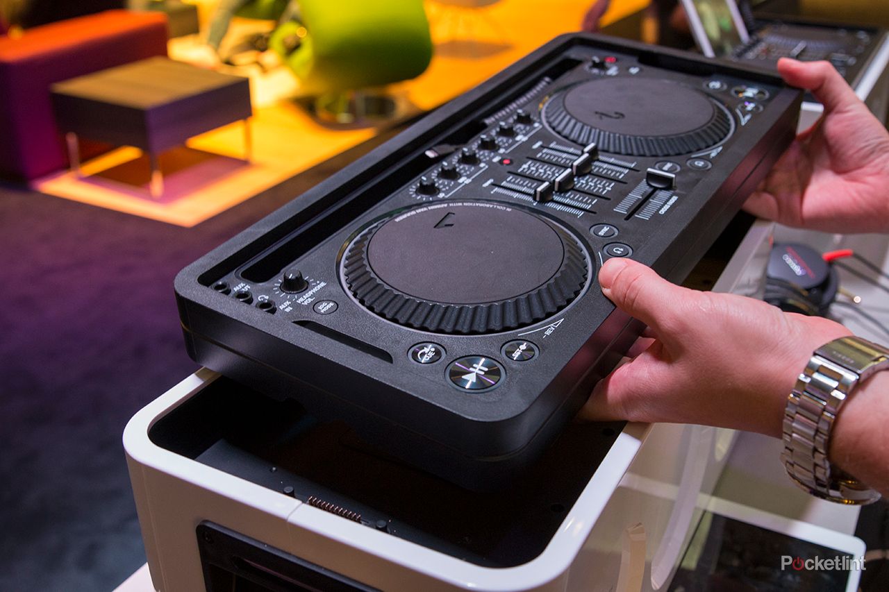 Philips M1X-DJ sound system, we go in the mix with the Armin Van