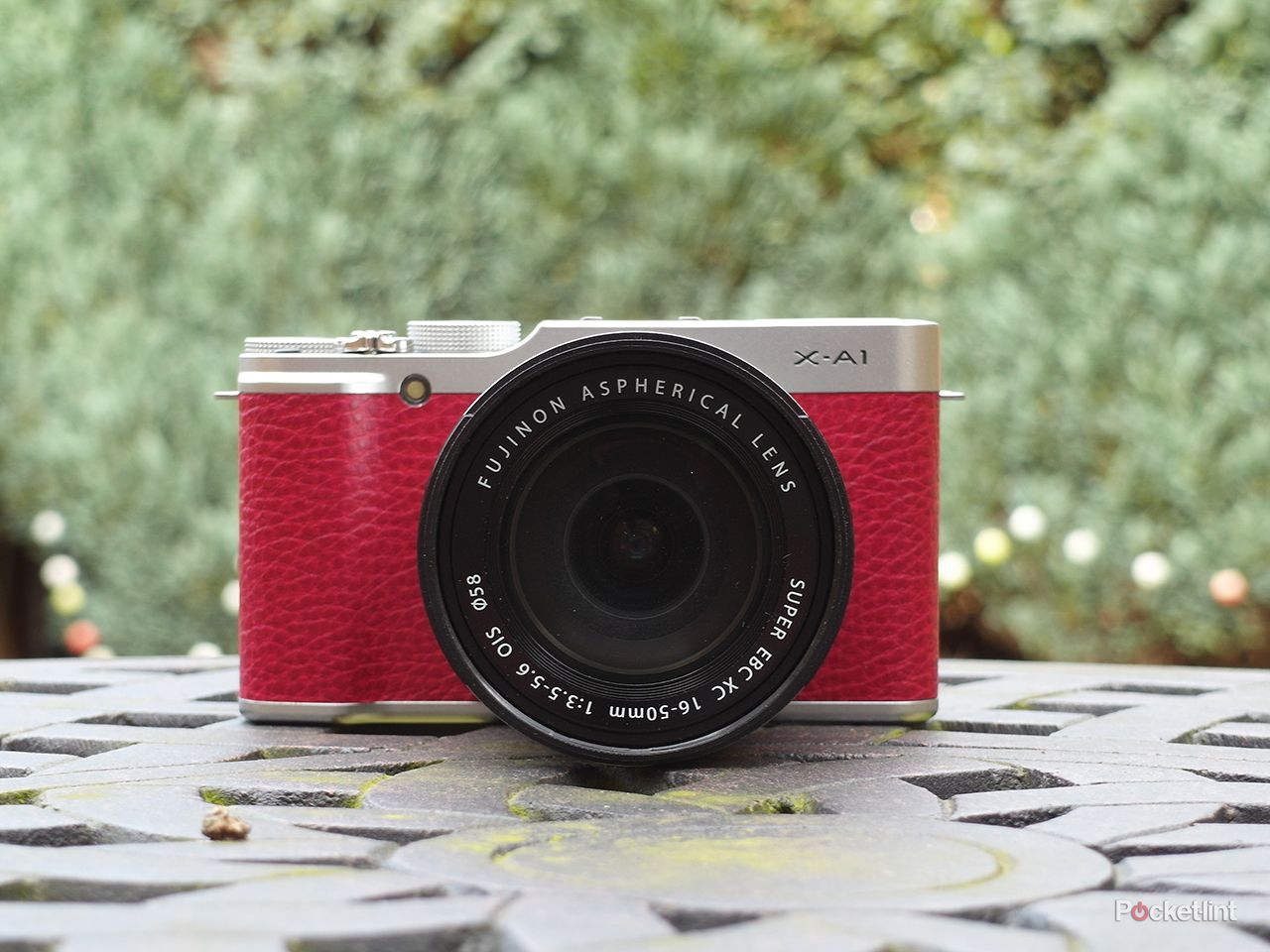 FUJIFILM X-A1 レッド　レンズ付き 富士フイルム、エントリー向けのAPS-Cミラーレス一眼「FUJIFILM