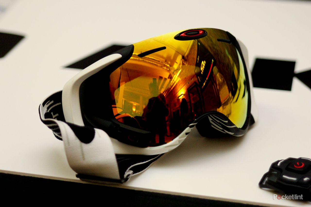 Oakley Airwave 1.5 goggles deliver heads-up display for the slopes