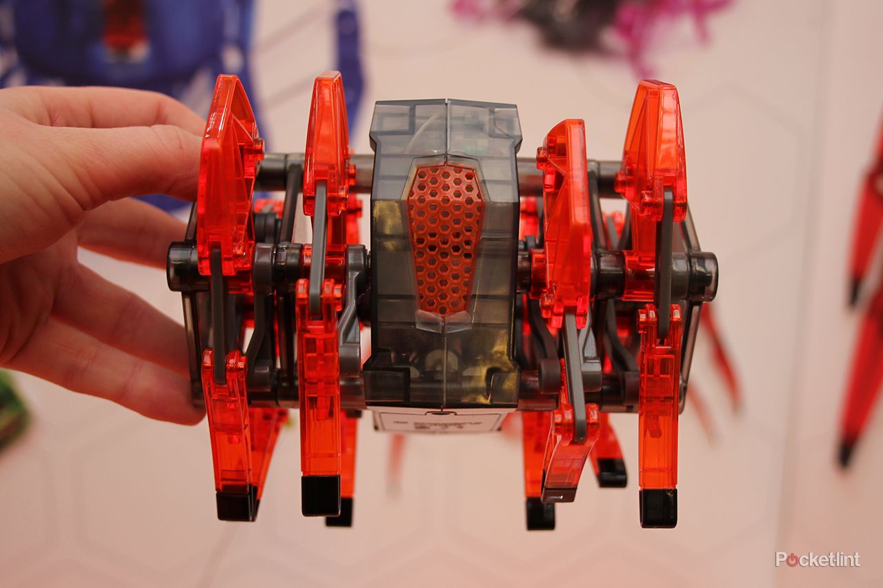 Hands-on: Hexbug Strandbeast is a hypnotising robotic creature (video)