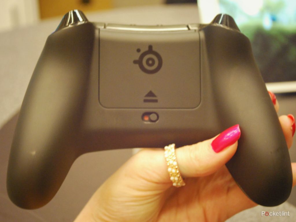 steelseries ios controller sentry eye tracker and sims 4 peripherals pictures and hands on image 3