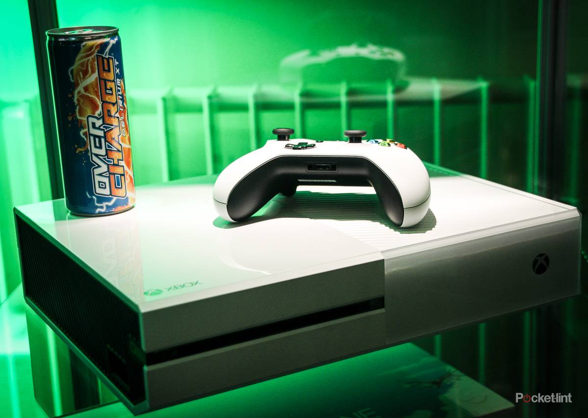 Sunset Overdrive white Xbox One and Call of Duty: Advanced Warfare limited edition  Xbox One in the flesh, image size:1200x853