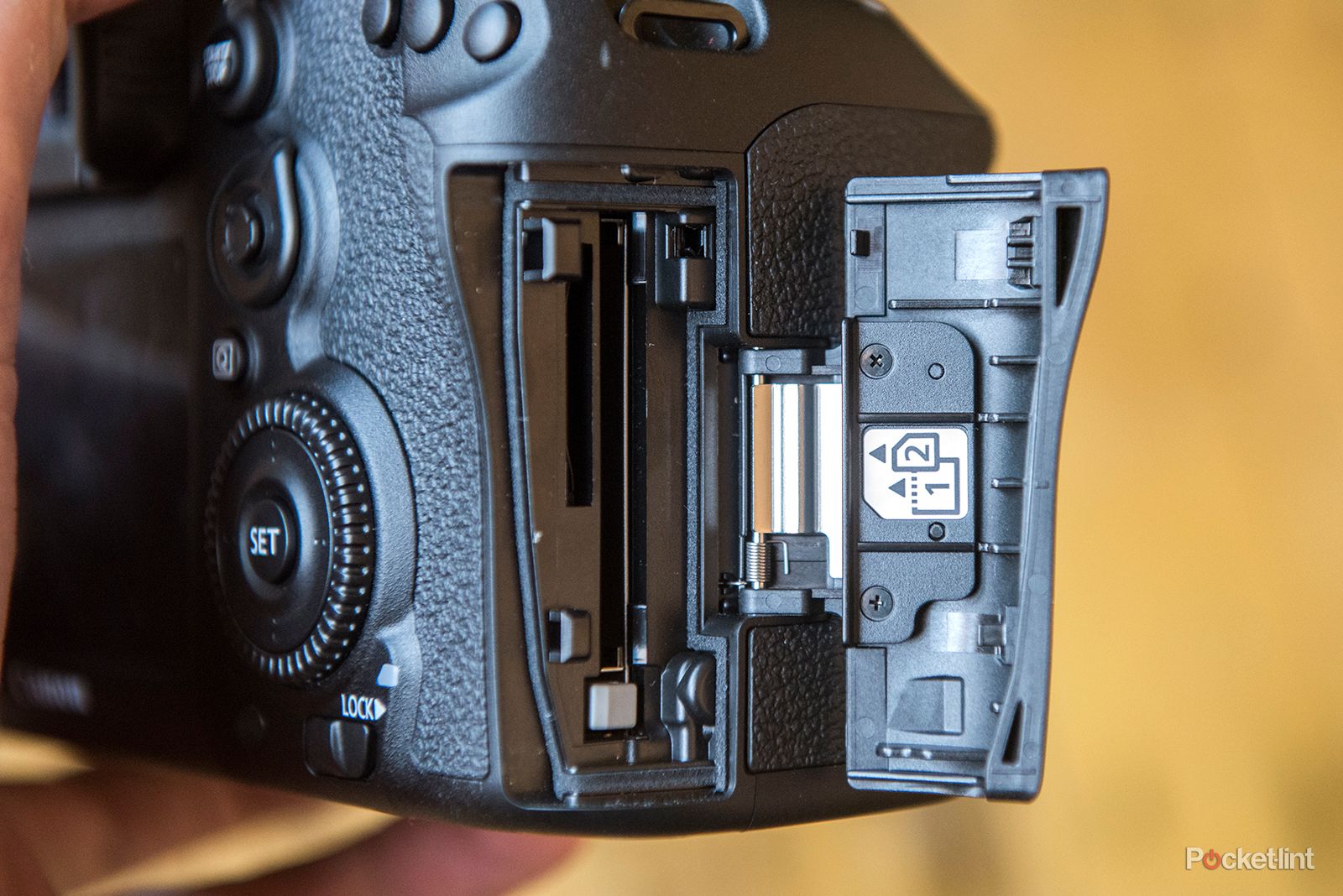 Canon EOS 7D Mark II 本体と箱 Amazon.com : Canon EOS 7D Mark II Digital SLR Camera (Body